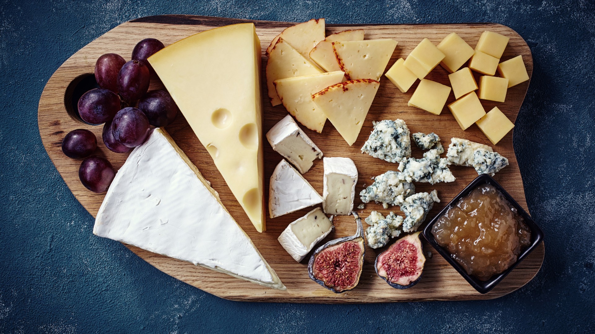 Jak pokroić deskę serów?