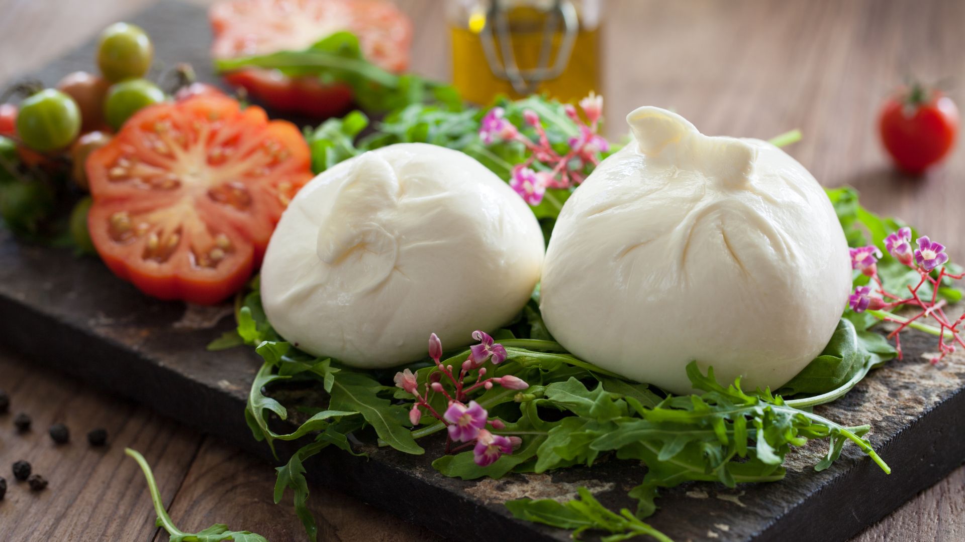 Jaka jest różnica między mozzarellą a burratą?