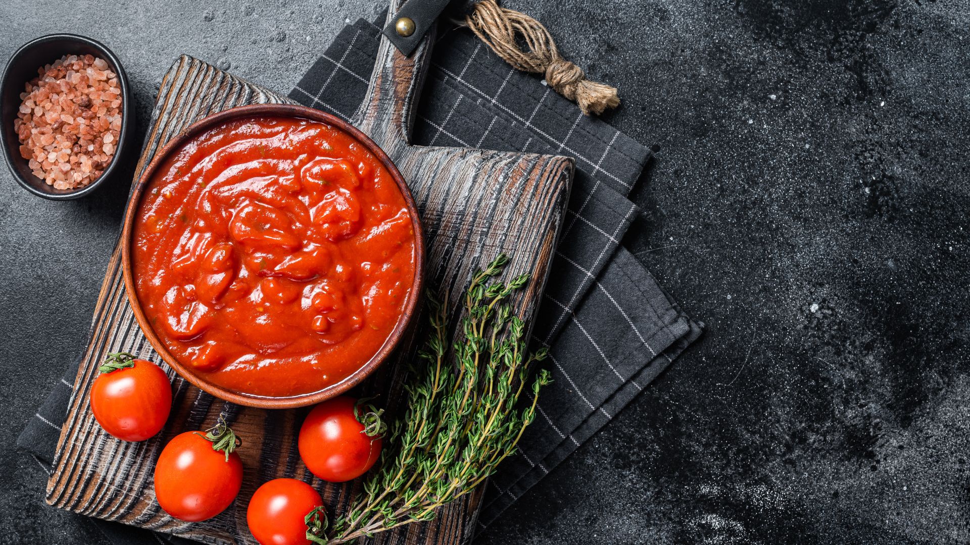 Passata pomidorowa – czym różni się od przecieru i koncentratu?