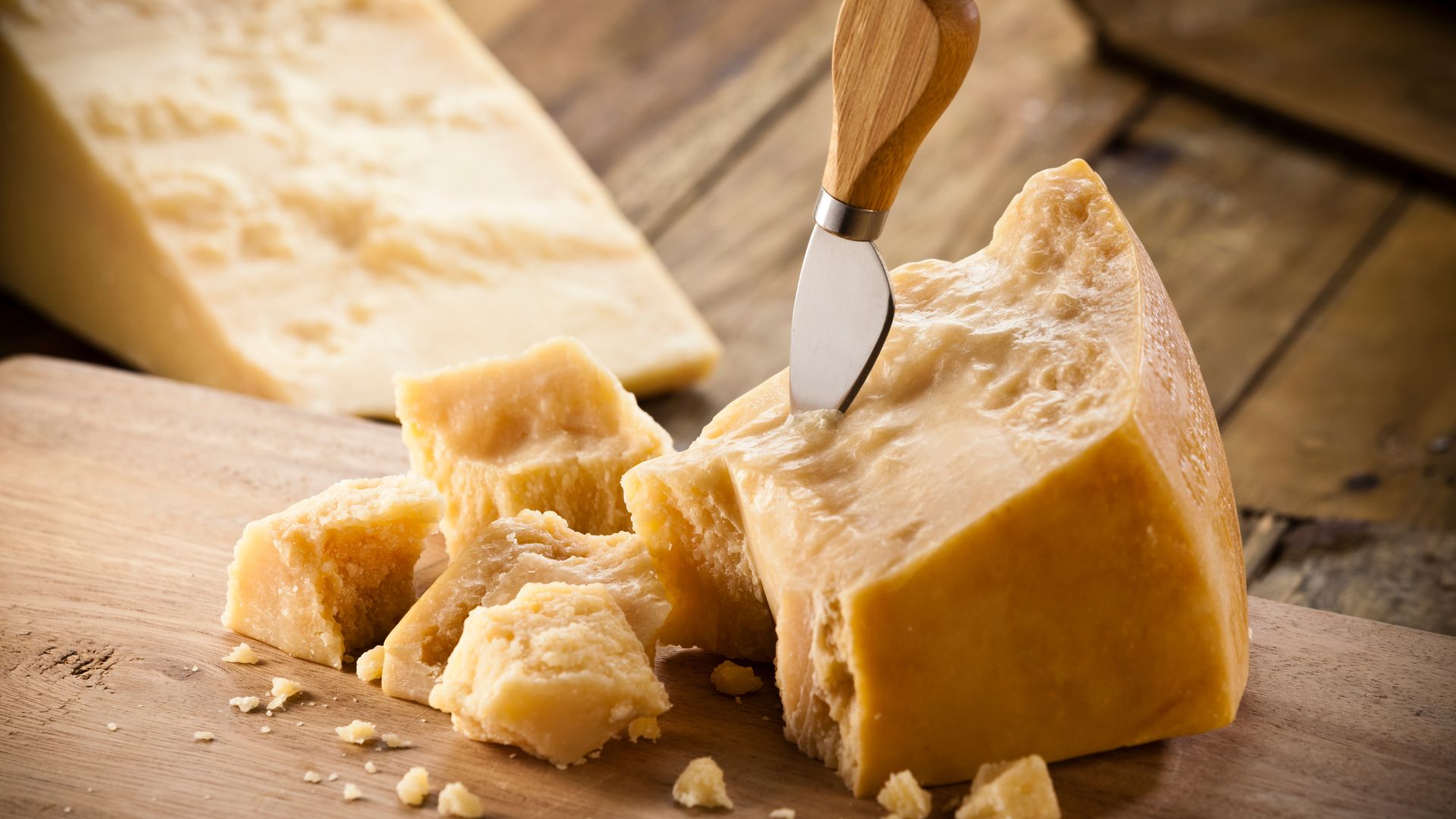 Jaki ser wybrać do spaghetti – parmezan, pecorino czy grana padano?